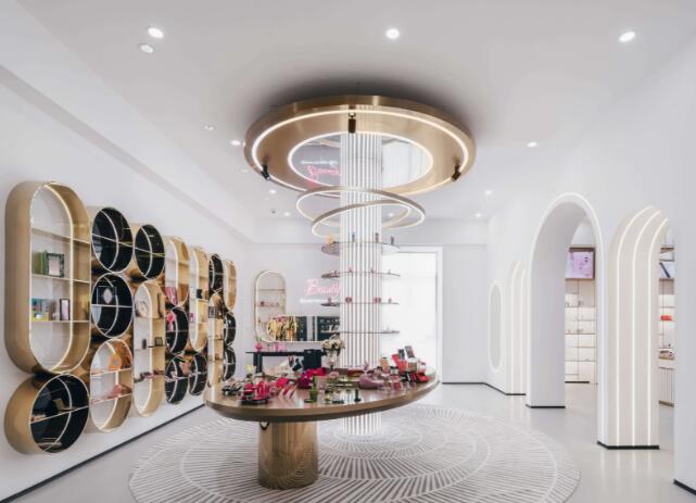 帶你走進人形機器人展廳探秘“鋼鐵伙伴”